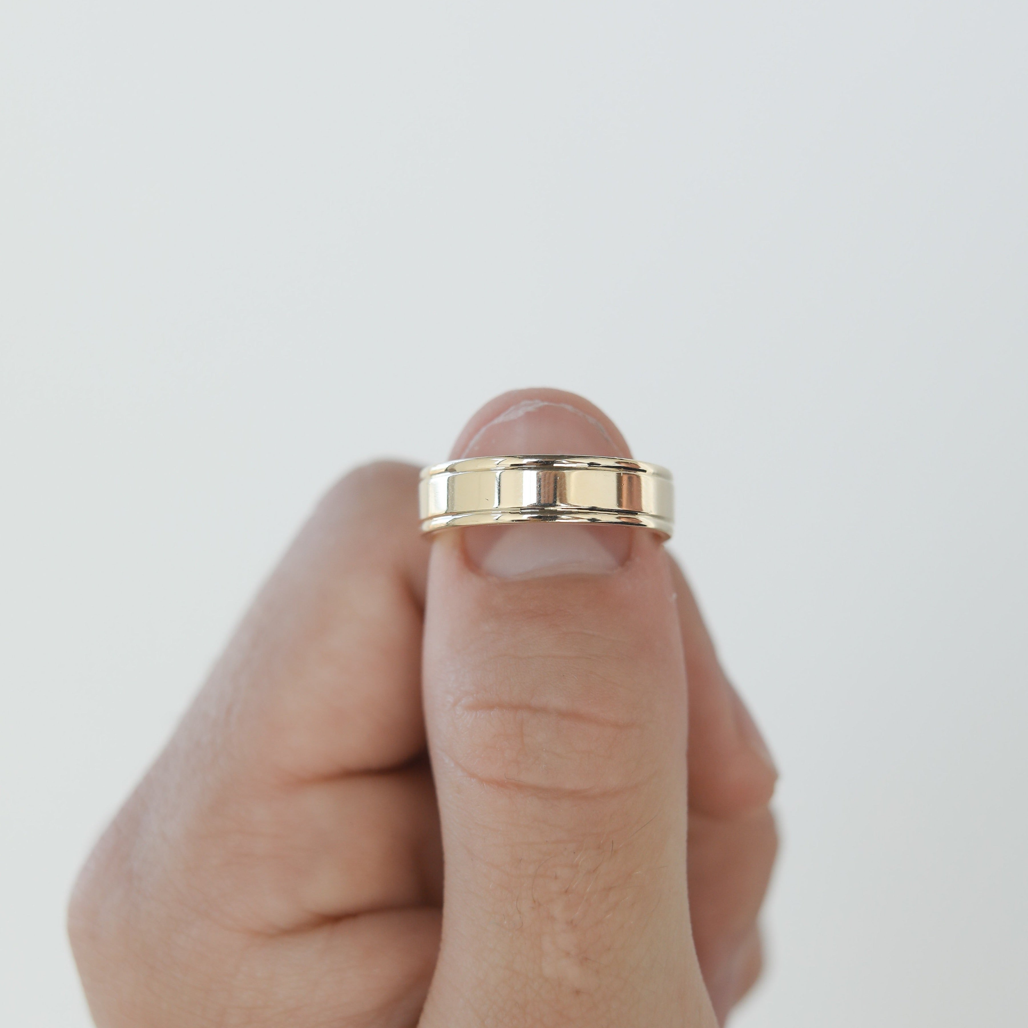 High-Polish Finish Regular Yellow Gold Men's Band 9 High-Polish Finish Regular Yellow Gold Men's Band 9